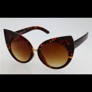 Exaggerated Cateye Sunglasses with Metal Bridge